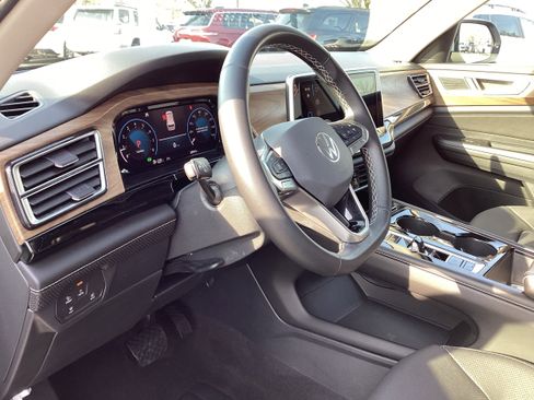 Used 2024 Volkswagen Atlas SE AWD/4WD image 11