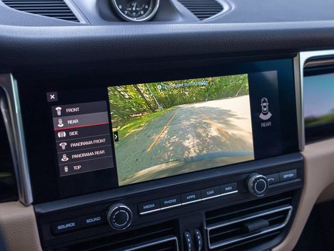 Certified 2021 Porsche Macan AWD/4WD image 31