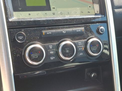 Used 2017 Land Rover Discovery HSE image 17