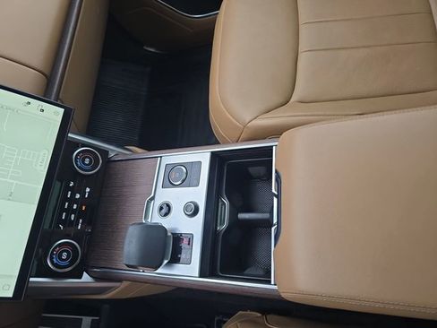 Used 2023 Land Rover Range Rover Long Wheelbase SE image 26
