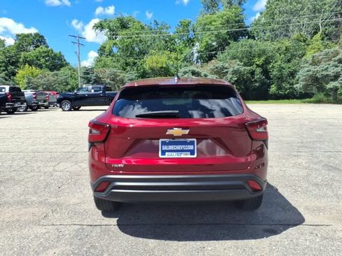 Used 2024 Chevrolet Trax LS w/ LS Convenience Package FWD image 6
