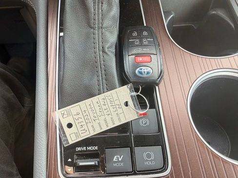 Used 2024 Toyota Sienna XLE image 29