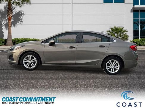 Used 2019 Chevrolet Cruze LT w/ Convenience Package FWD image 3