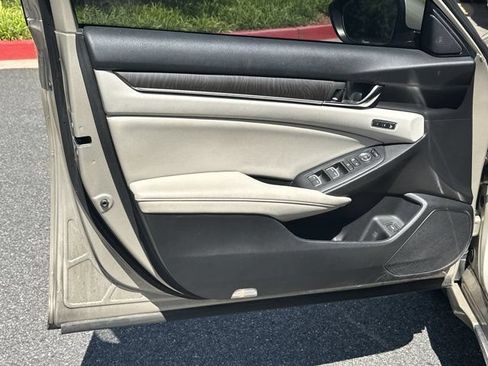 Used 2019 Honda Accord Touring image 11