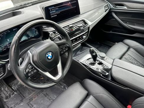 Used 2023 BMW 530e w/ Premium Package image 9