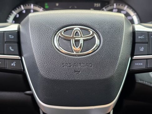 Used 2022 Toyota Highlander XLE image 26