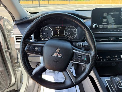 Used 2024 Mitsubishi Outlander SE image 16