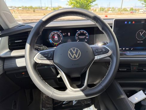 Certified 2025 Volkswagen Tiguan SE image 17