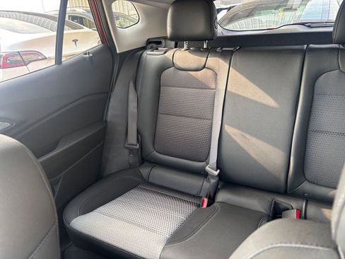 Used 2025 Chevrolet Trax LT FWD image 38