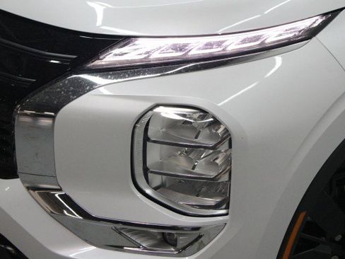 New 2026 Mitsubishi Outlander LE image 2