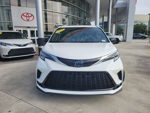 Used 2022 Toyota Sienna XSE FWD image 2