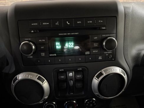 Used 2018 Jeep Wrangler Unlimited Sahara w/ Connectivity Group image 20