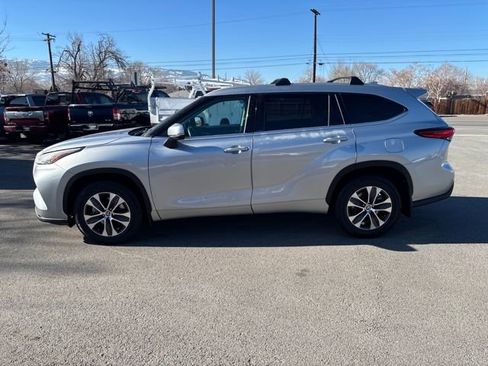 Used 2022 Toyota Highlander XLE image 3