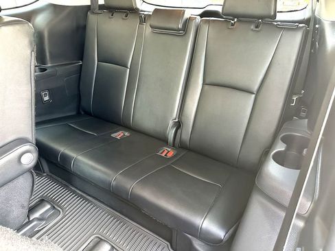 Used 2023 Toyota Highlander XLE FWD image 19