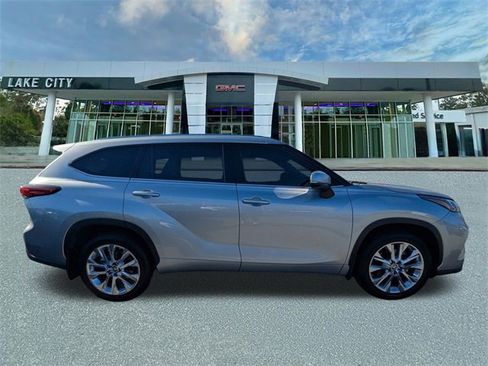 Used 2020 Toyota Highlander Limited image 2