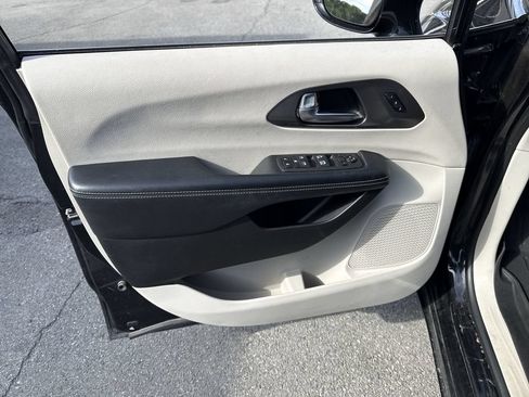 Used 2022 Chrysler Pacifica Touring-L FWD image 21