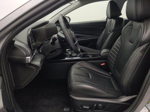 Used 2025 Hyundai Elantra Limited FWD image 17