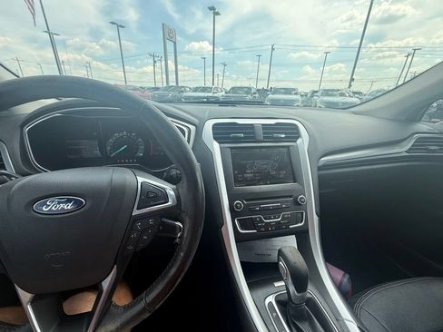 Used 2016 Ford Fusion SE FWD image 12