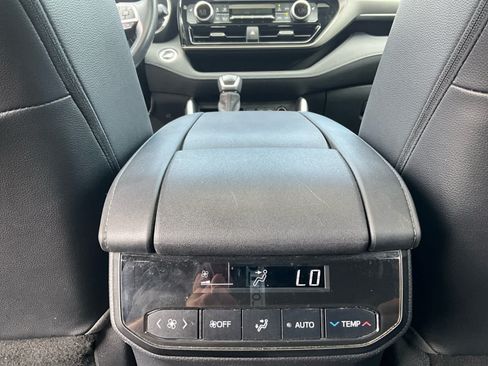 Used 2020 Toyota Highlander XLE AWD/4WD image 31
