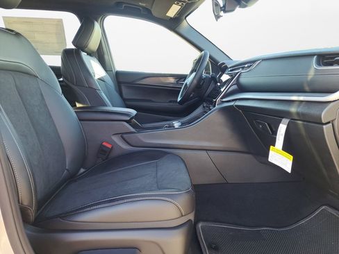 New 2025 Jeep Grand Cherokee L Altitude image 24