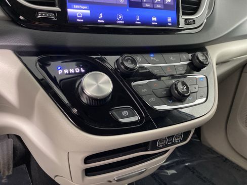 Used 2024 Chrysler Pacifica Touring-L image 29