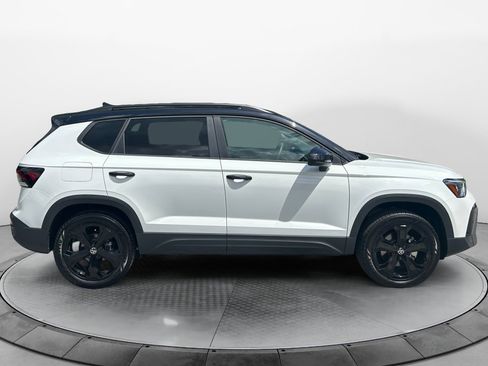 Used 2026 Volkswagen Taos SE AWD/4WD image 8
