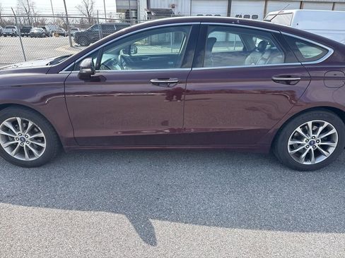 Used 2017 Ford Fusion SE w/ Fusion SE Technology Package image 6