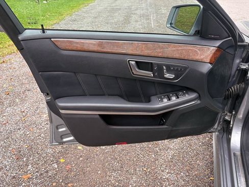 Used 2014 Mercedes-Benz E 550 4MATIC Sedan image 11
