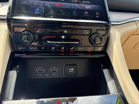 Used 2023 Jeep Grand Cherokee L Limited AWD/4WD image 24