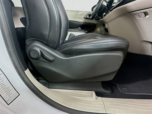 Used 2024 Chrysler Pacifica Touring-L image 24