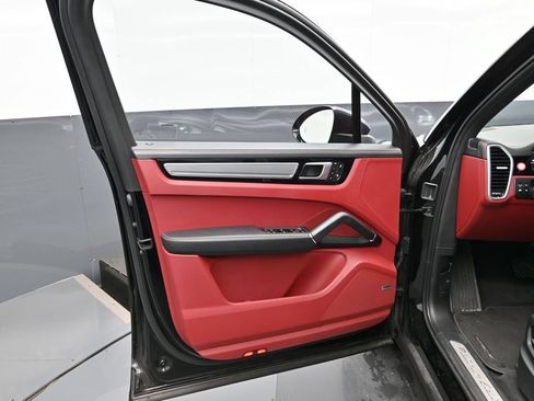 Certified 2023 Porsche Cayenne Platinum Edition AWD/4WD image 8