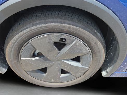 Used 2024 Toyota Prius LE FWD image 29