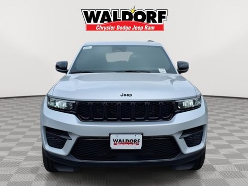 Used 2025 Jeep Grand Cherokee Altitude AWD/4WD image 8