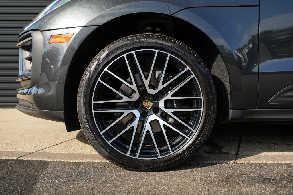 Certified 2026 Porsche Macan AWD/4WD image 11