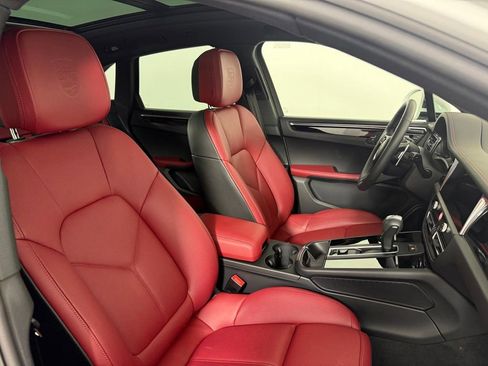 Certified 2026 Porsche Macan AWD/4WD image 16