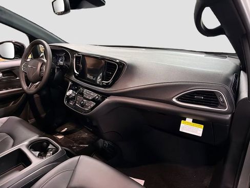 New 2026 Chrysler Pacifica Select image 30