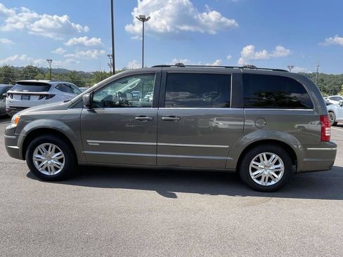 Used 2010 Chrysler Town & Country Touring FWD image 6