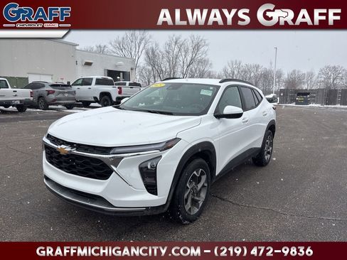 Used 2025 Chevrolet Trax LT w/ LT Convenience Package image 1