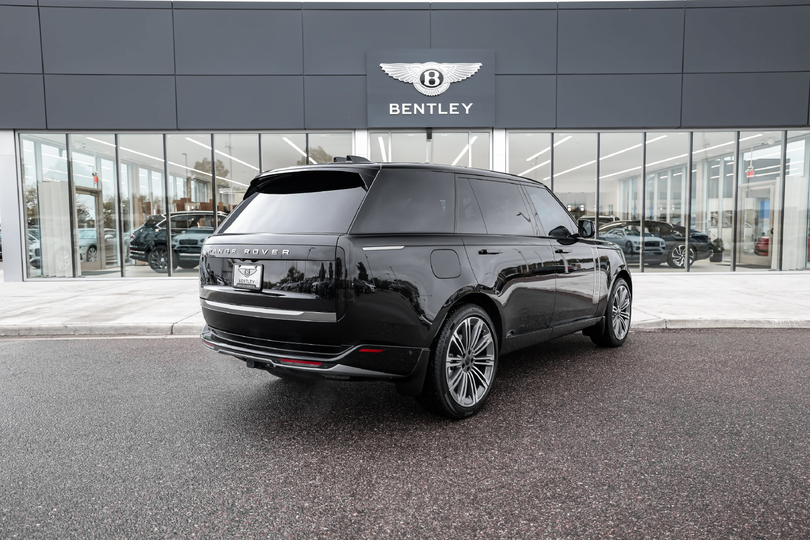 Used 2026 Land Rover Range Rover Long Wheelbase SE AWD/4WD image 3