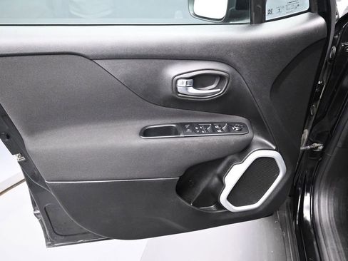 Used 2018 Jeep Renegade Latitude w/ Cold Weather Group image 10