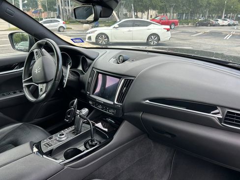 Used 2020 Maserati Levante image 11
