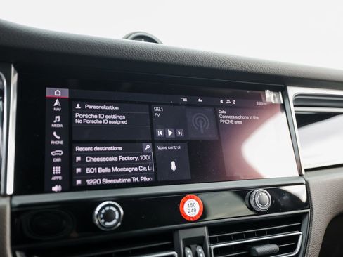 Certified 2025 Porsche Macan image 18