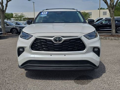 Used 2022 Toyota Highlander XLE FWD image 2