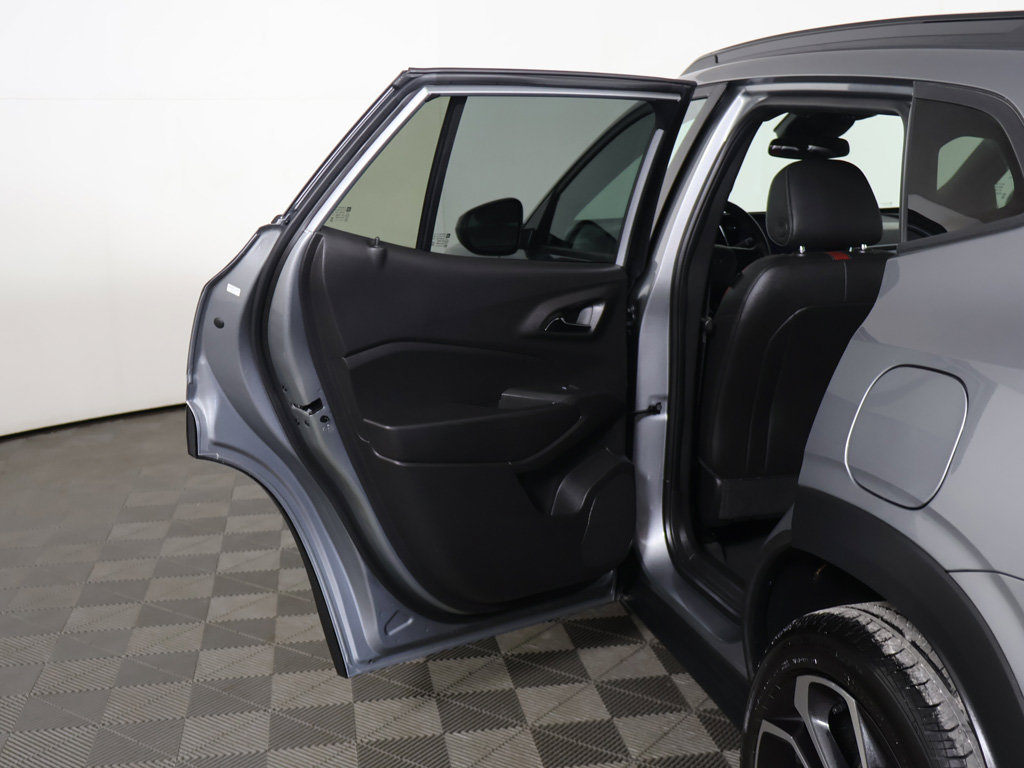 Used 2025 Chevrolet Trax RS FWD image 18