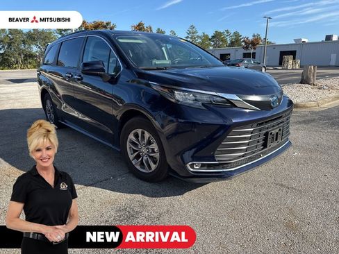 Used 2024 Toyota Sienna XLE image 1