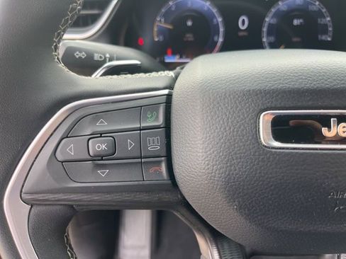 Used 2025 Jeep Grand Cherokee Altitude AWD/4WD image 19