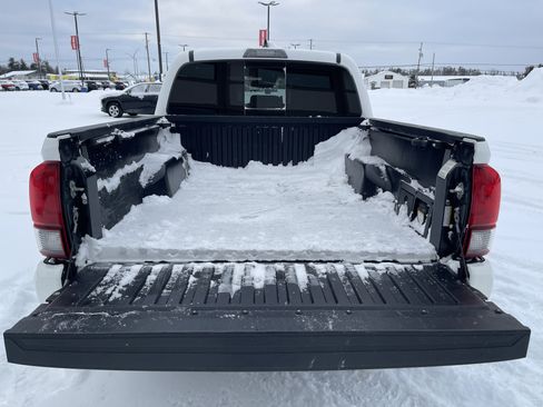 Used 2019 Toyota Tacoma TRD Sport image 10