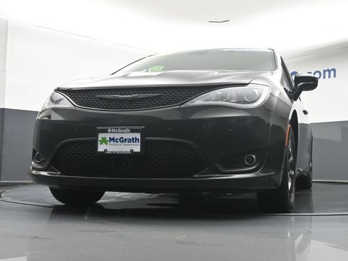 Used 2018 Chrysler Pacifica Touring-L Plus w/ Advanced Safetytec Group FWD image 7