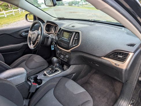 Used 2017 Jeep Cherokee Latitude w/ Cold Weather Group AWD/4WD image 30