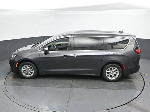 Used 2023 Chrysler Pacifica Touring-L image 37